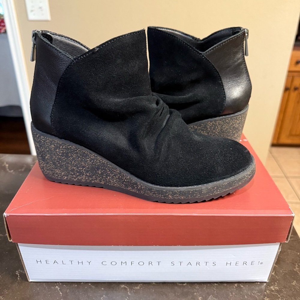 Aetrex suede/leather wedge bootie size 7.5-8 Kara
✨Like New
✨Orthotic
